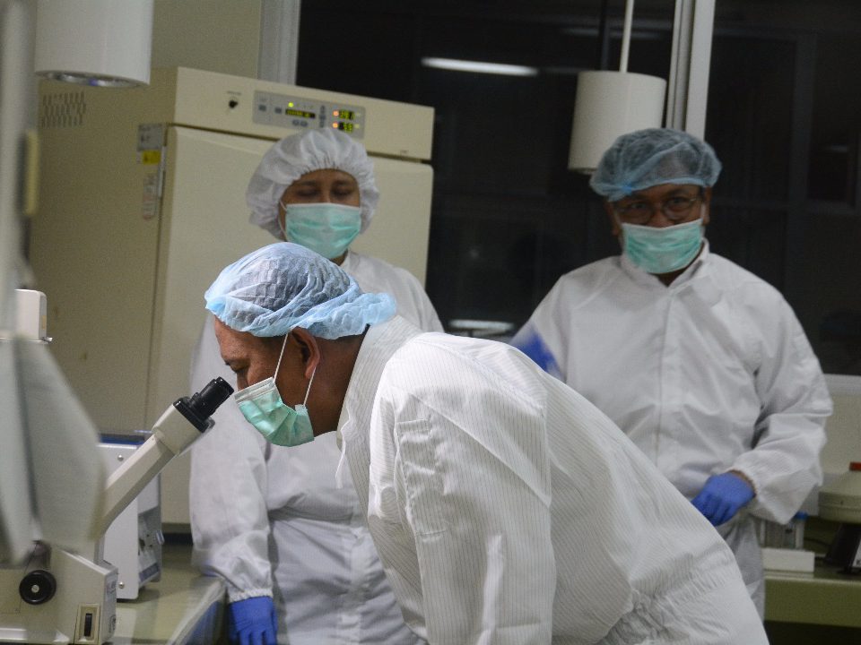 Menristekdikti accompanied with stem cell researchers inspecting the stem cell laboratory in Institute of Tropical Disease. (Photo: Helmy Rafsanjani)