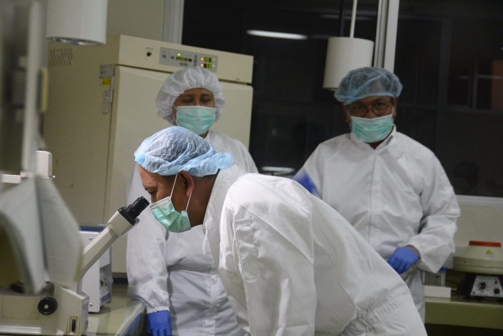 Menristekdikti accompanied with stem cell researchers inspecting the stem cell laboratory in Institute of Tropical Disease. (Photo: Helmy Rafsanjani)